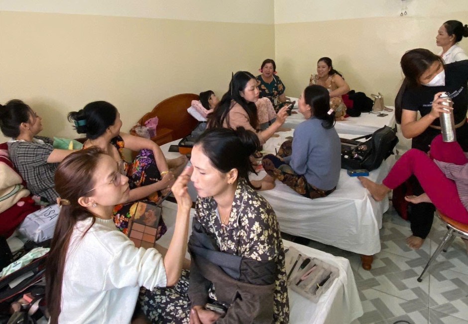 Nhiều người trong nhà cùng được trang điểm trong buổi sáng ngày cưới
