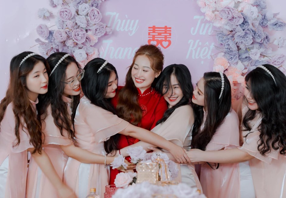 Nhóm phù dâu mặc váy hồng đứng cùng cô dâu trong ngày cưới