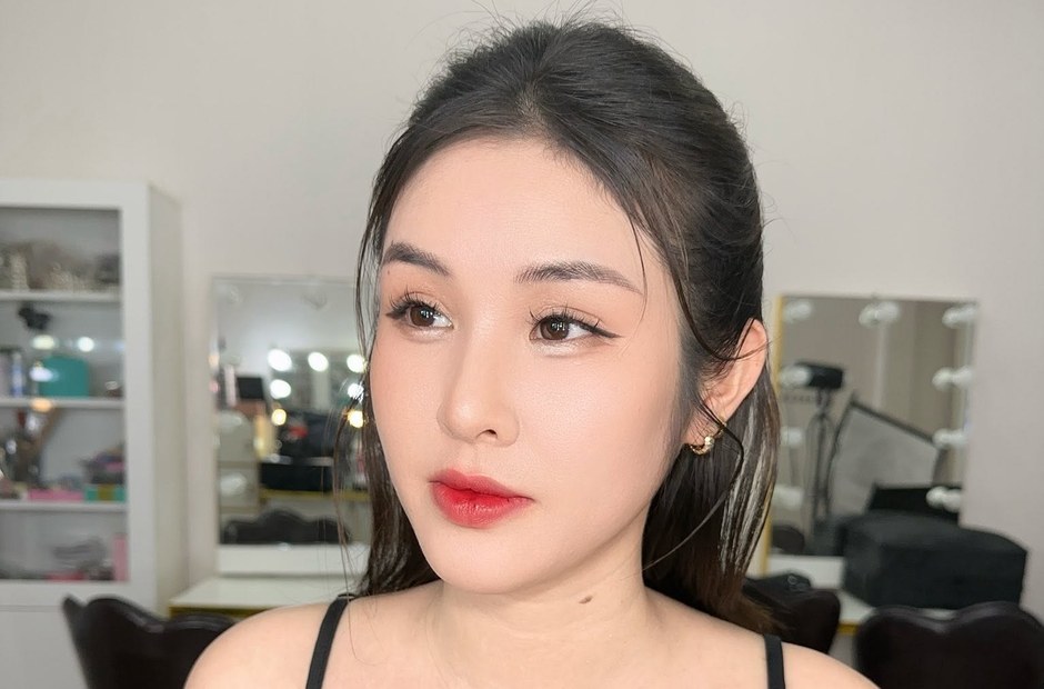 Khách dự tiệc sau khi trang điểm, tóc được làm luôn trong cùng buổi