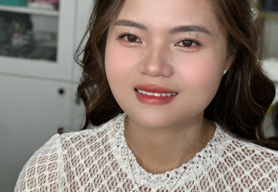 Khách nữ với lớp nền mỏng sau buổi trang điểm dự tiệc tại Kiều Min