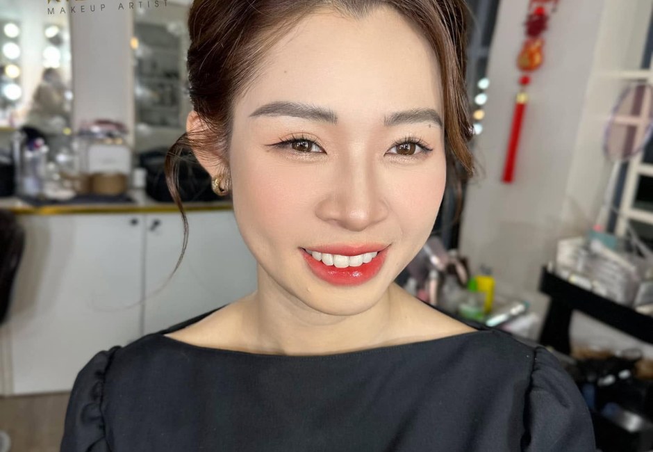 Khách nữ 35 tuổi trở lên với tông trang điểm ấm nhẹ tại studio Kiều Min