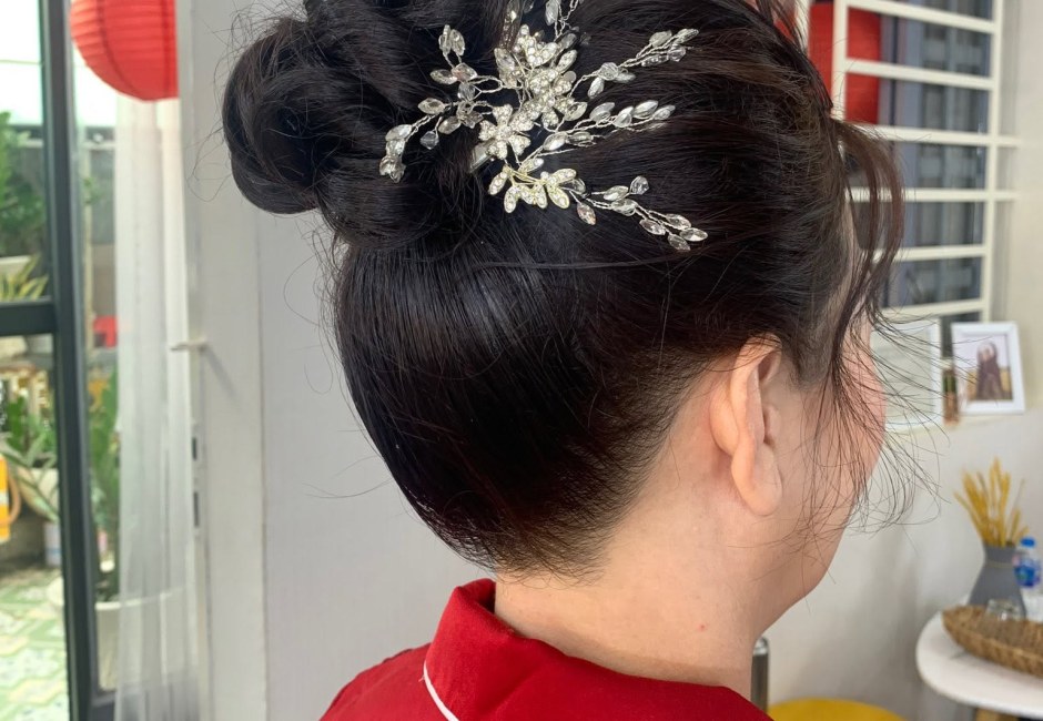 Kiểu tóc búi cài trâm đi kèm gói trang điểm dự tiệc của Kiều Min