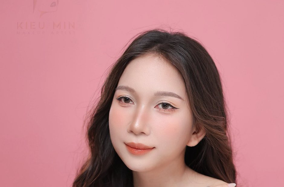 Khách trẻ trang điểm dự tiệc với lớp nền mỏng và má hồng nhạt