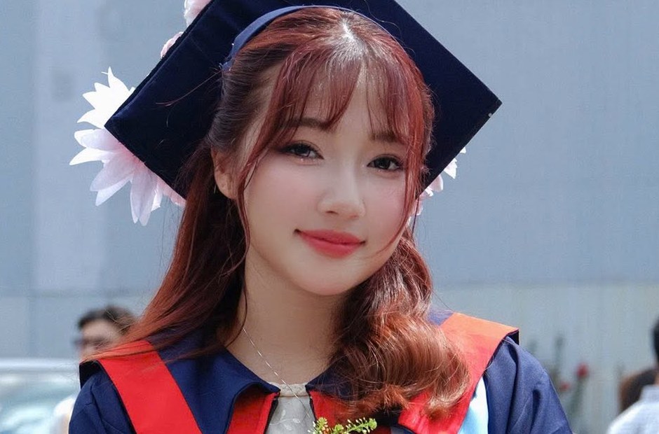 Bạn nữ chụp kỷ yếu áo cử nhân sau khi trang điểm