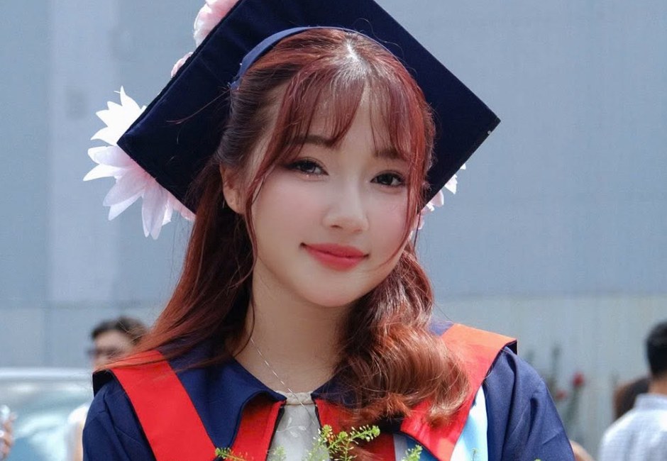 Nữ sinh cầm hoa trong ngày tốt nghiệp, trang điểm kỷ yếu tông tươi trẻ