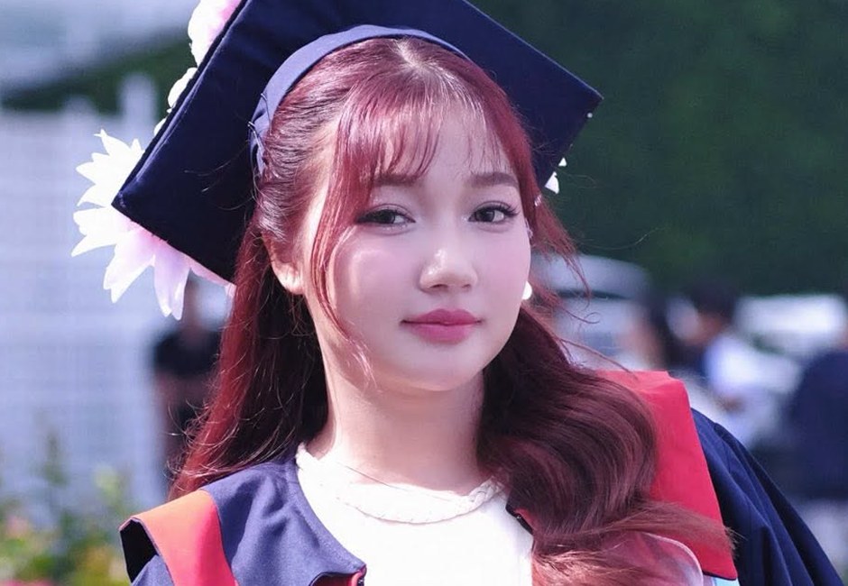 Nữ sinh mặc áo cử nhân với lớp trang điểm kỷ yếu của Kiều Min