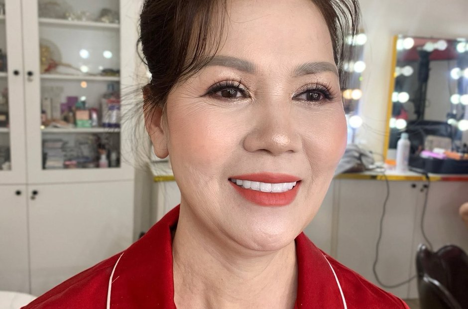 Gương mặt mẹ sau khi trang điểm