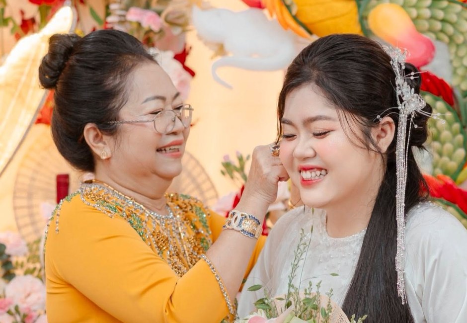 Mẹ cô dâu chỉnh khăn cho con gái trong lễ gia tiên