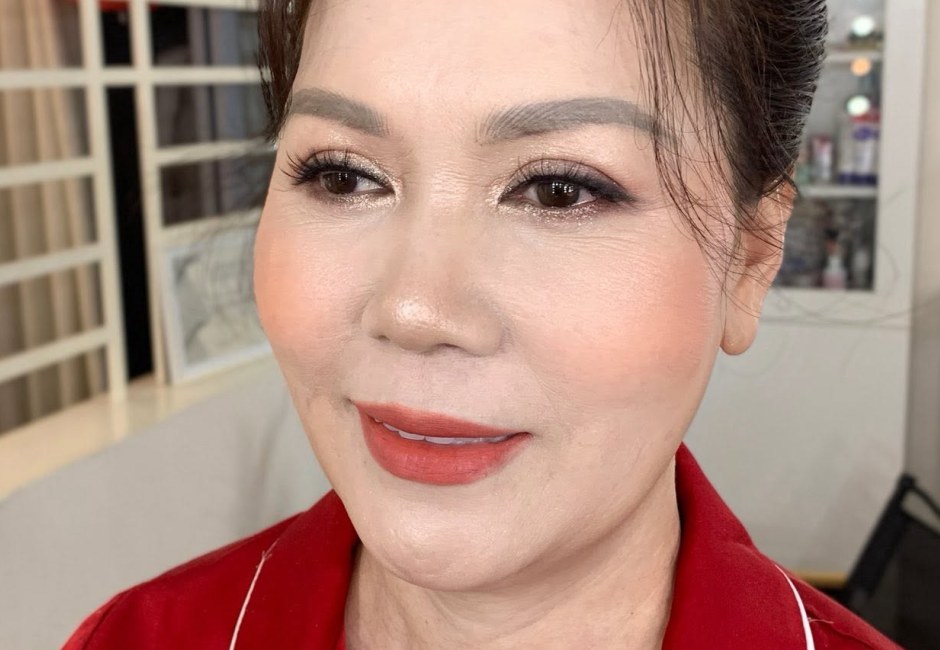 Mẹ cô dâu mặc áo dài đỏ với lớp trang điểm tông ấm của Makeup Kiều Min