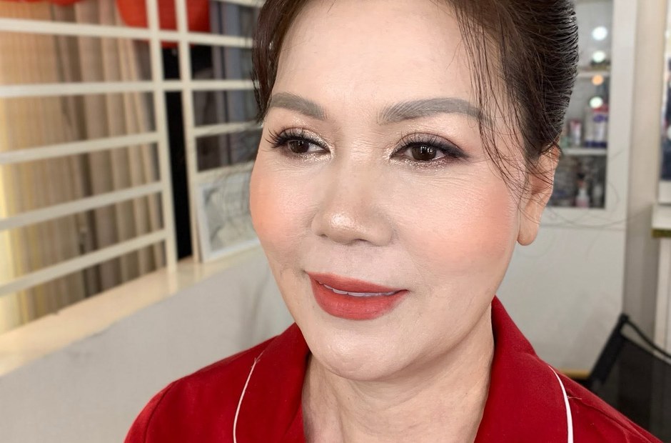 Trang điểm nền mỏng, tông nhạt cho người lớn tuổi