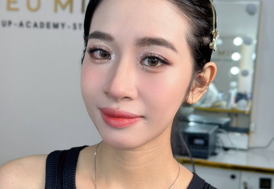 Khách nữ sau buổi trang điểm nhẹ tại studio Makeup Kiều Min