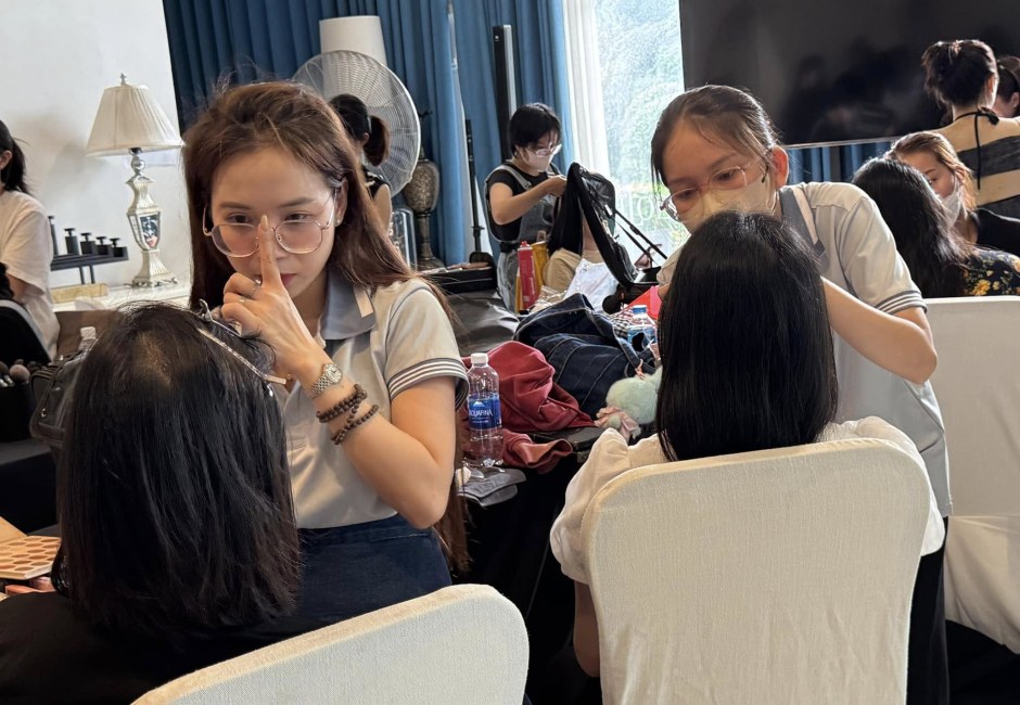 Ê-kíp Makeup Kiều Min trang điểm cho khách tại nhà khu Bình Tân