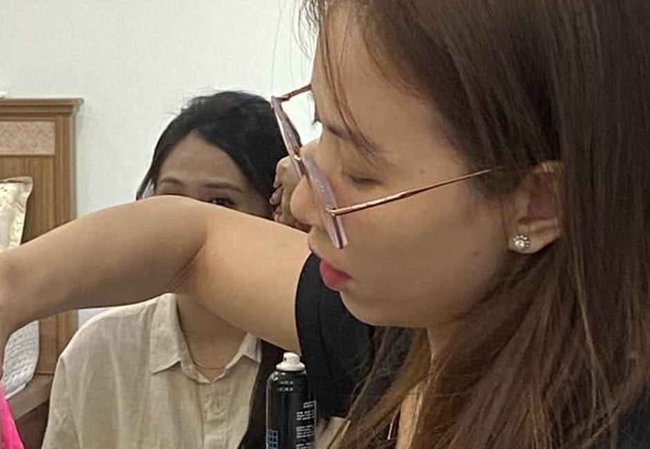 Thợ của Makeup Kiều Min hoàn thiện phần mắt cho khách tại nhà