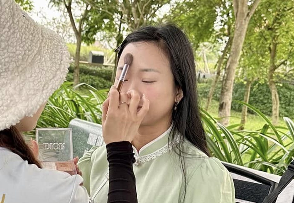 Kiều Min trang điểm cho khách ngoài trời với bộ đồ nghề mang theo