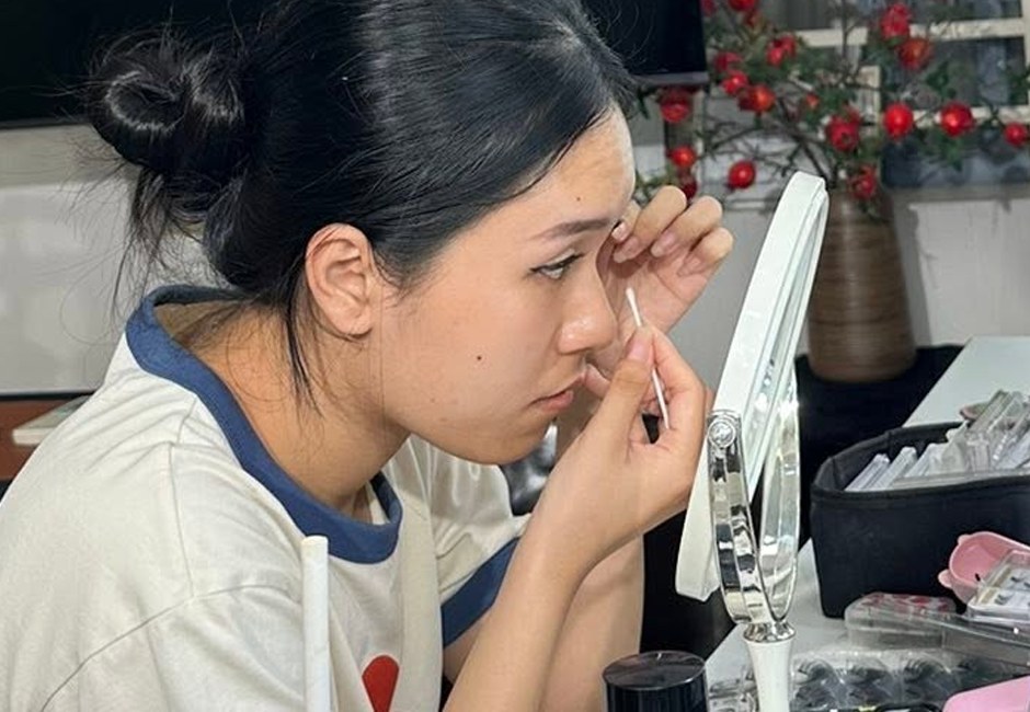 Khách nữ chuẩn bị trang điểm ngay tại chỗ hẹn cùng Makeup Kiều Min