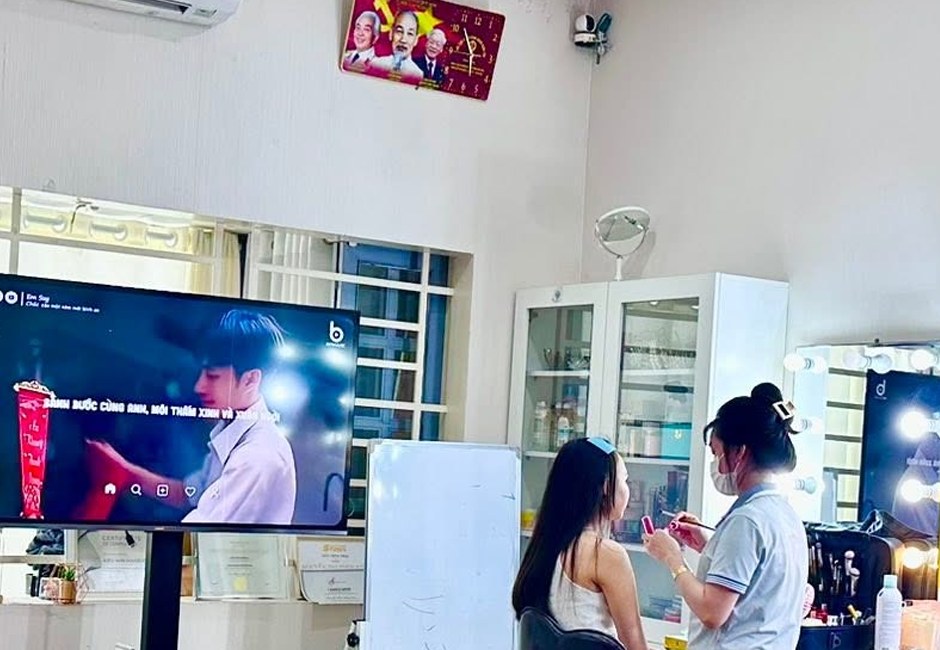 Studio Makeup Kiều Min lúc đang phục vụ nhiều khách cùng lúc