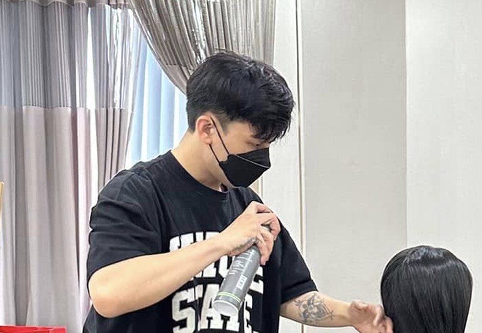 Thợ của Makeup Kiều Min đang trang điểm cho khách ngay tại nhà ở TP.HCM
