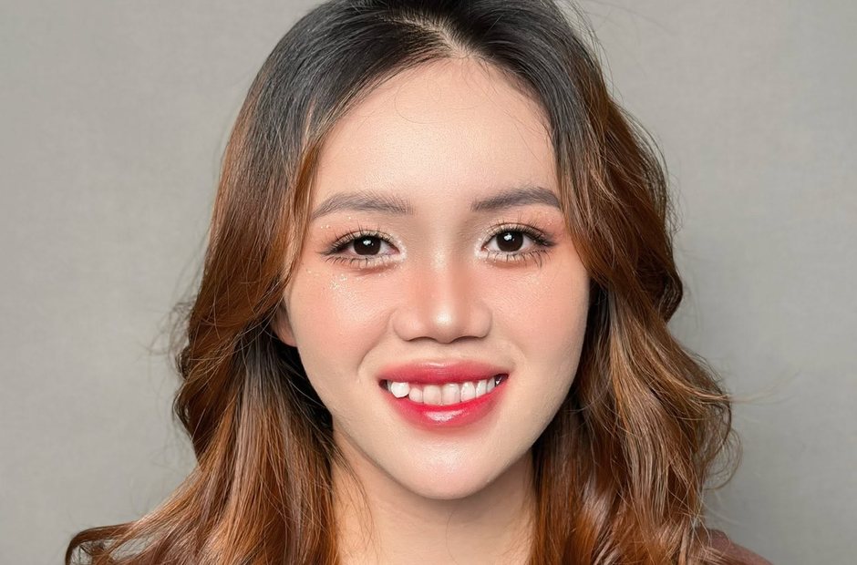 Khách trang điểm đi tiệc với lớp nền mịn và tóc buông nhẹ
