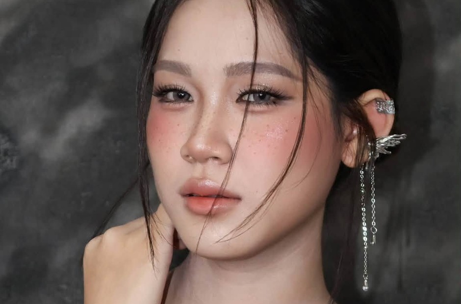 Cận cảnh đôi mắt trang điểm với đường kẻ đuôi mảnh, má hồng đào