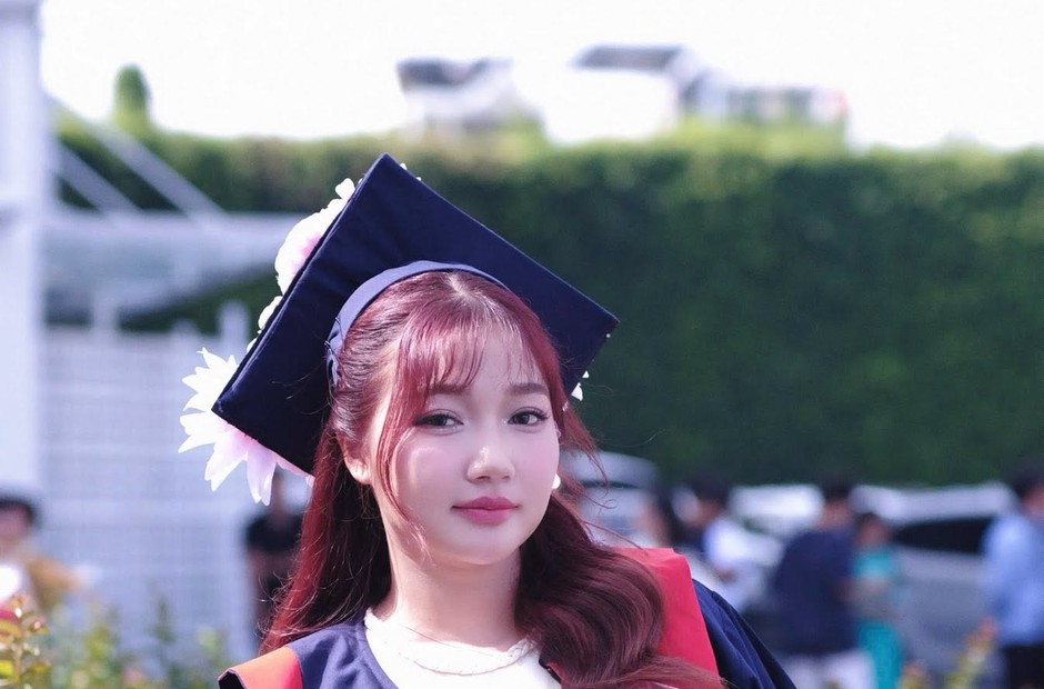 Makeup kỷ yếu áo cử nhân ngoài trời